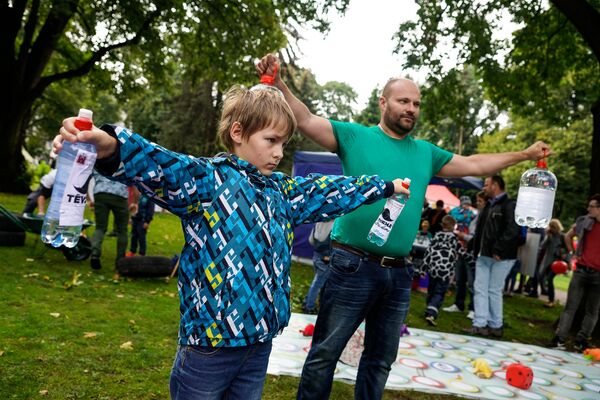 Отец и сын участвуют в силовом конкурсе Отец и сын участвуют в силовом конкурсе - Sputnik Латвия