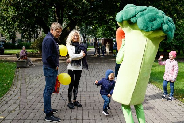 Праздник в Верманском парке посетил мэр Риги Нил Ушаков с семьей Праздник в Верманском парке посетил мэр Риги Нил Ушаков с семьей - Sputnik Латвия