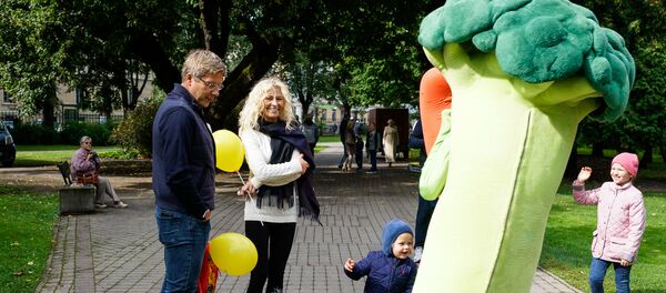 Праздник в Верманском парке посетил мэр Риги Нил Ушаков с семьей - Sputnik Латвия