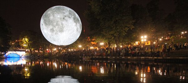 Странствующая объемная инсталляция художника Люка Джеррема Лунный музей - Sputnik Латвия