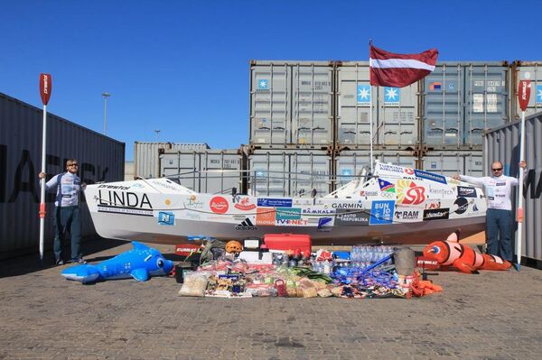 Лодка с провиантом перед стартом в Африке - Sputnik Латвия