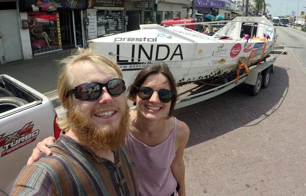 Карлис, Линда и лодка Linda в Рио-де-Жанейро  - Sputnik Латвия