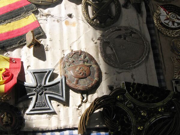 Свастика на рижском рынке - Sputnik Латвия