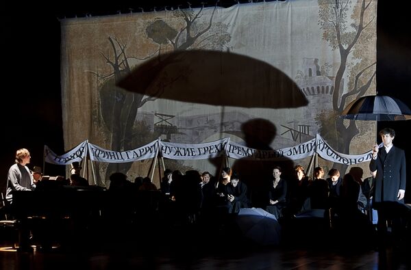 Сцена из спектакля Бесы в постановке Юрия Любимова в театре им. Е.Вахтангова - Sputnik Латвия