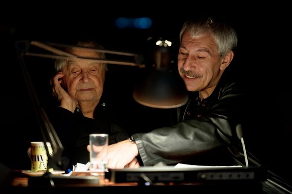 Юрий Любимов и Рубен Симонов на репетиции Бесов в театре Вахтангова - Sputnik Латвия