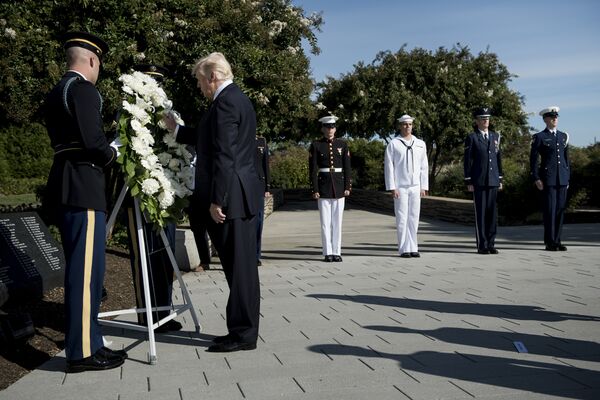 Президент США Дональд Трамп возлагает венок во время поминальной службы в Пентагоне в память о терактах 11 сентября - Sputnik Латвия
