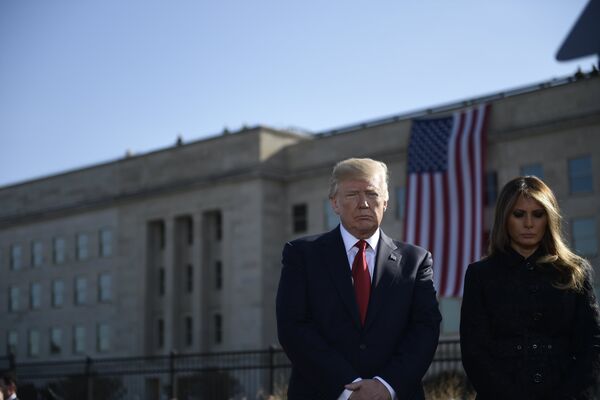 Президент США Дональд Трамп и первая леди Мелания Трамп присутствуют на церемонии в мемориале Пентагона 9/11 в Вашингтоне - Sputnik Латвия