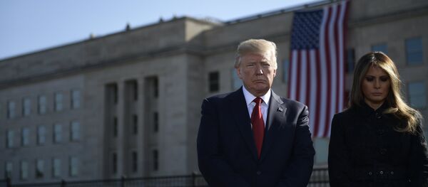 Президент США Дональд Трамп и первая леди Мелания Трамп присутствуют на церемонии в мемориале Пентагона 9/11 в Вашингтоне Президент США Дональд Трамп и первая леди Мелания Трамп присутствуют на церемонии в мемориале Пентагона 9/11 в Вашингтоне - Sputnik Latvija