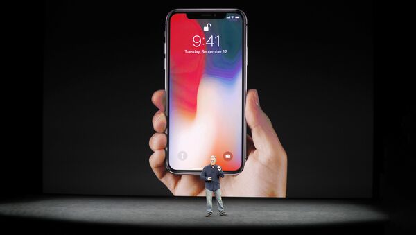 Старший вице-президент фирмы Apple Фил Шиллер представляет iPhone X во время запруска продаж в Купертино 12 сентября 2017 года - Sputnik Латвия