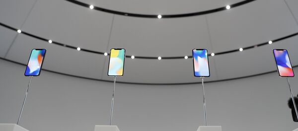 Образцы iPhone X демонстрируются во время запуска продаж в Купертино - Sputnik Latvija