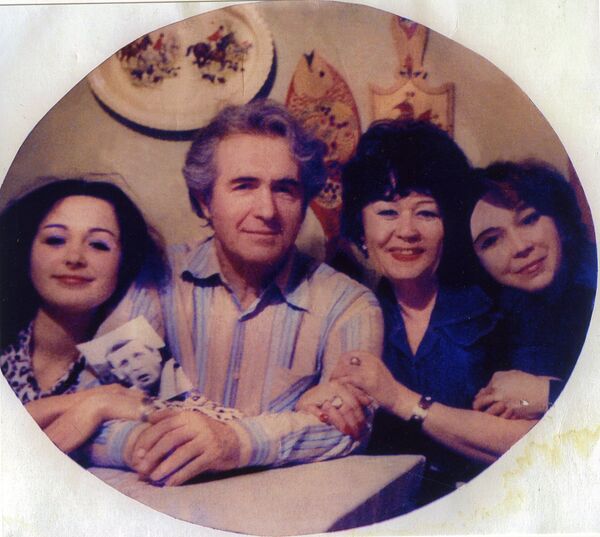 Татьяны Аугшкап с папой, мамой и сестрой Татьяны Аугшкап с папой, мамой и сестрой - Sputnik Латвия