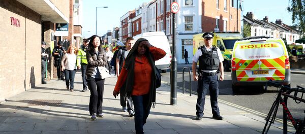 Полиция Лондона возле станции метро Парсонс Грин - Sputnik Латвия