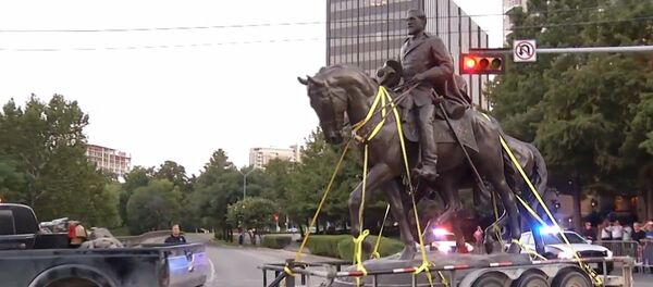 Статую генерала Ли сняли с пьедестала из парка в Далласе - Sputnik Латвия