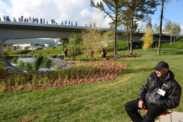 Охранник в природно-ландшафтном парке Зарядье в Москве - Sputnik Латвия