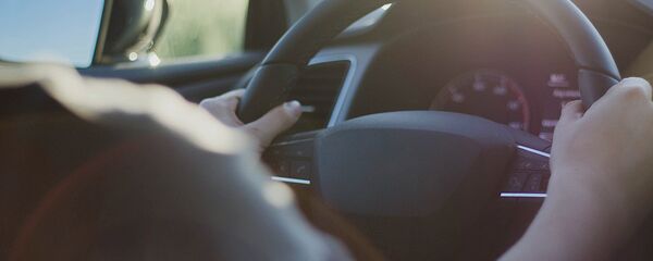 Водитель за рулем автомобиля Водитель за рулем автомобиля - Sputnik Latvija