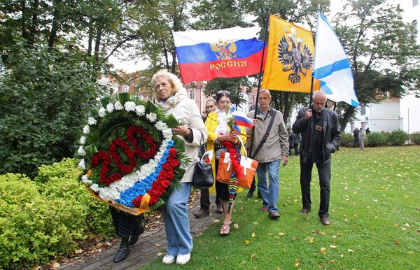 Мероприятие на площади Пилс, напротив президентского замка, где ровно 200 лет назад была установлена Колонна Победы - Sputnik Латвия