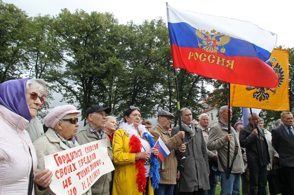 Мероприятие на площади Пилс, напротив президентского замка, где ровно 200 лет назад была установлена Колонна Победы - Sputnik Латвия