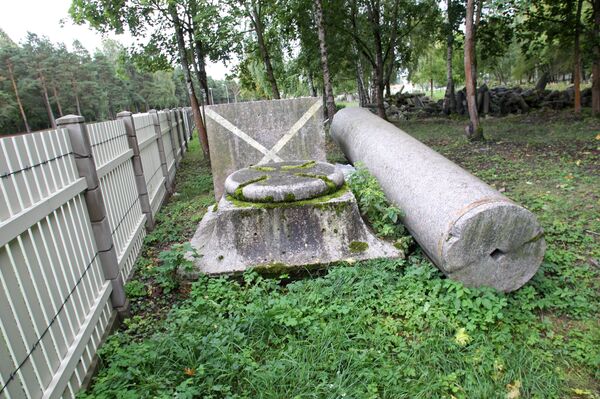 Фрагменты Колонны Победы, ее постамента и ограждения неподалеку от рижского крематория - Sputnik Латвия