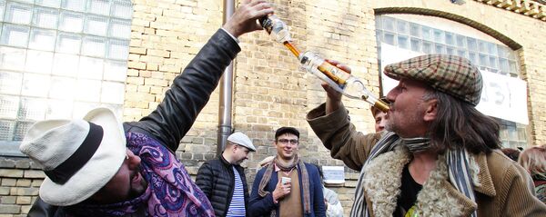 Красное вино к мясу, белое – к рыбе. — А водка с пивом? — К неприятностям - Sputnik Latvija