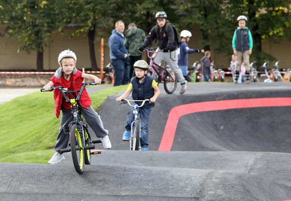 На велотреке могут кататься не только велосипедисты,но и роллеры, скейтеры и любители самокатов На велотреке могут кататься не только велосипедисты,но и роллеры, скейтеры и любители самокатов - Sputnik Латвия