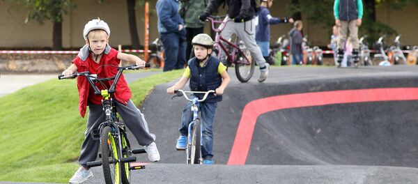 На велотреке могут кататься не только велосипедисты,но и роллеры, скейтеры и любители самокатов  - Sputnik Латвия