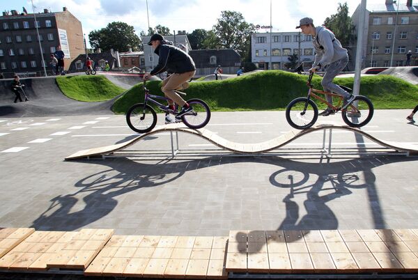 На велотреке могут кататься не только велосипедисты,но и роллеры, скейтеры и любители самокатов На велотреке могут кататься не только велосипедисты,но и роллеры, скейтеры и любители самокатов - Sputnik Латвия