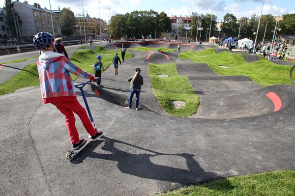 На велотреке могут кататься не только велосипедисты,но и роллеры, скейтеры и любители самокатов На велотреке могут кататься не только велосипедисты,но и роллеры, скейтеры и любители самокатов - Sputnik Латвия