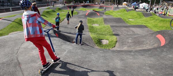 На велотреке могут кататься не только велосипедисты,но и роллеры, скейтеры и любители самокатов - Sputnik Латвия