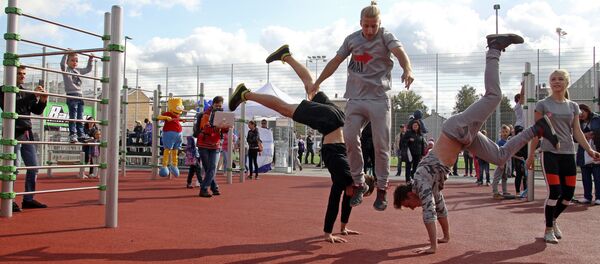 Выступления спортсменов на открытии  спортивного квартала - Sputnik Латвия