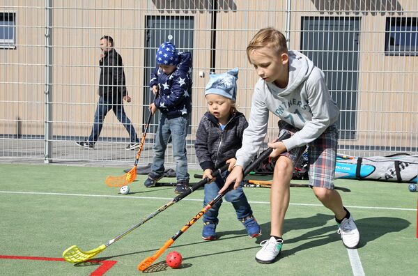 Сын мэра Риги Том на площадке для флорбола Сын мэра Риги Том на площадке для флорбола - Sputnik Латвия