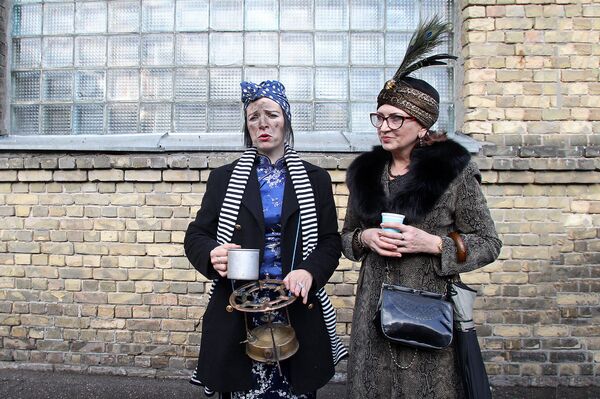 Рижанка в образе измученной примусом и мужем одесситки, явившейся за помощью на привоз - Sputnik Латвия