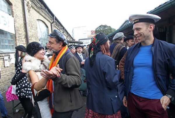 Дождь не стал помехой для популярного в Риге флешмоба одесский дворик - Sputnik Латвия