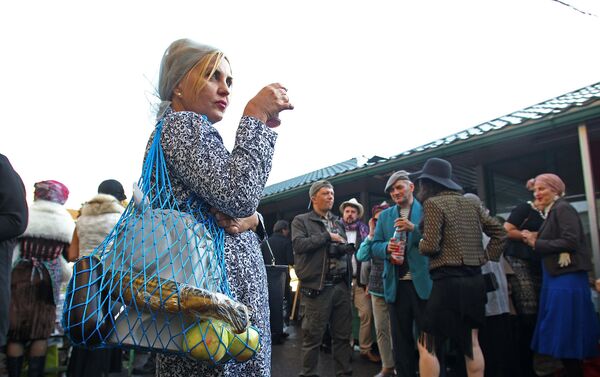 Голова мраморной лошади в авоське рядом с копченой рыбой как символ материальных и духовных ценностей мира одесских кинофильмов - Sputnik Латвия