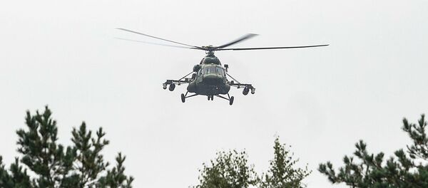 Вертолёт Белорусских ВВС Ми-8 завис над лесом и ведёт разведку - Sputnik Латвия