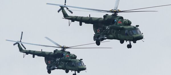Пара вертолётов Ми-8 после нанесения удара неуправляемыми ракетами по условному противнику - Sputnik Латвия