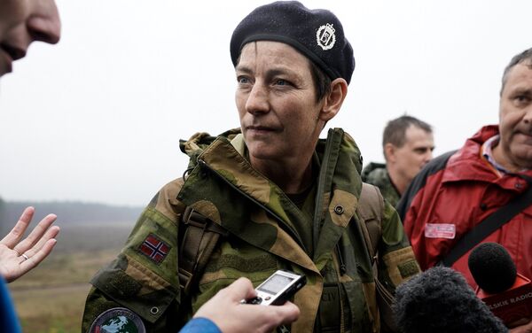 Наблюдатель от вооружённых сил Норвегии отвечает на вопросы журналистов - Sputnik Латвия