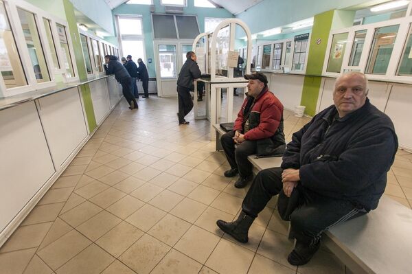 Таможенное оформление на въезде в Беларусь. Уставшие водители Таможенное оформление на въезде в Беларусь. Уставшие водители - Sputnik Латвия