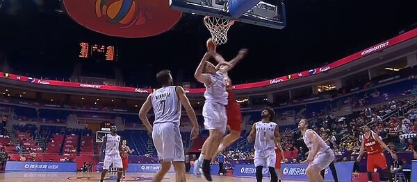 Слэм-данк Порзингиса признан одним из лучшим бросков прошедшего Евробаскета - Sputnik Латвия