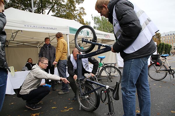 В Риге прошла акция На работу на велосипеде - Sputnik Латвия