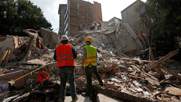 Спасатели разбирают обломки разрушенного здания после землетрясения в Мехико, Мексика - Sputnik Latvija