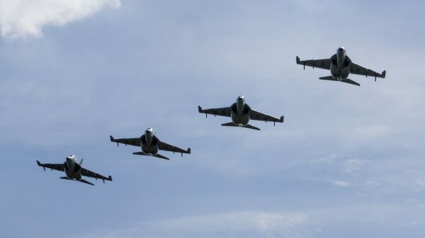 Звено учебно-боевых самолетов Як-130 ВВС Белоруссии проходят в строю пеленг Звено учебно-боевых самолетов Як-130 ВВС Белоруссии проходят в строю пеленг - Sputnik Латвия
