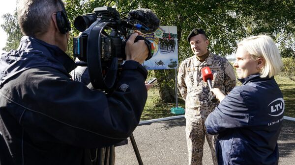 Журналисты латвийского телевидения пообщались с военным наблюдателем из Латвии полковником Янисом Дрейманисом Журналисты латвийского телевидения пообщались с военным наблюдателем из Латвии полковником Янисом Дрейманисом - Sputnik Латвия