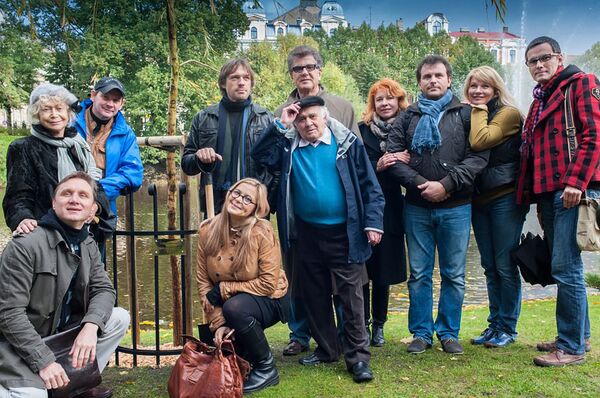 Труппа театра возле посаженного дерева у Национальной оперы в Риге Труппа театра возле посаженного дерева у Национальной оперы в Риге - Sputnik Латвия