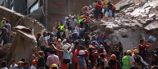 Спасательные работы на месте обрушившихся из-за землетрясения зданий в Мексике - Sputnik Латвия
