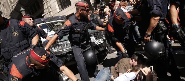 Protesti pret ierēdņu arestiem Barselonā 20. septembrī Protesti pret ierēdņu arestiem Barselonā 20. septembrī - Sputnik Latvija