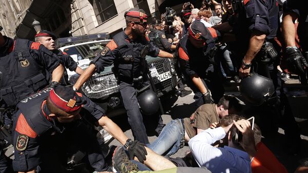 Protesti pret ierēdņu arestiem Barselonā 20. septembrī - Sputnik Latvija
