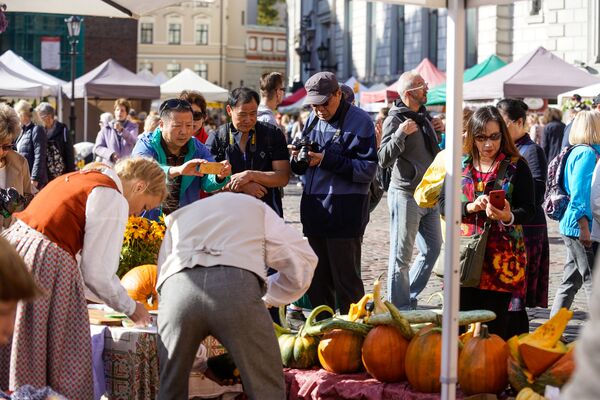 Китайские туристы увлеченно фотографируют декоративные тыквы - Sputnik Латвия