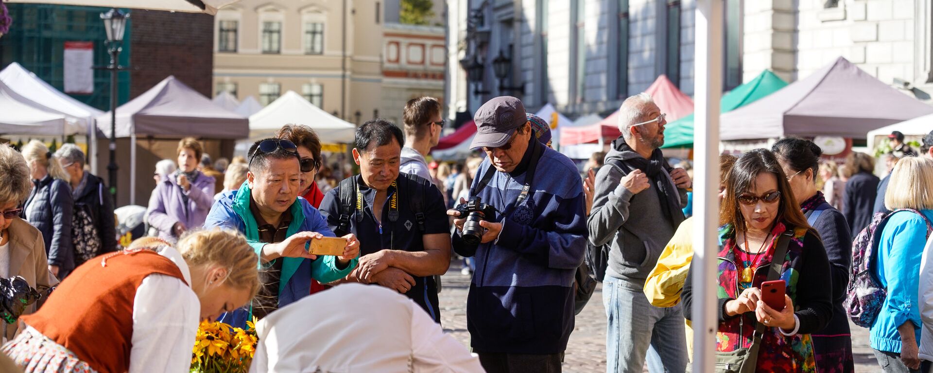 Китайские туристы с увлечением фотографируют декоративные тыквы - Sputnik Латвия, 1920, 11.02.2024