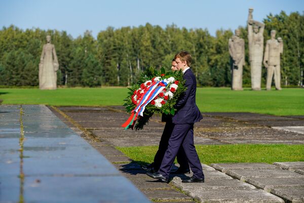В день освобождения концентрационного лагеря Саласпилс дипломаты Белоруссии и России и представители общественных организаций возложили цветы к мемориалу в Саласпилсе В день освобождения концентрационного лагеря Саласпилс дипломаты Белоруссии и России и представители общественных организаций возложили цветы к мемориалу в Саласпилсе - Sputnik Латвия