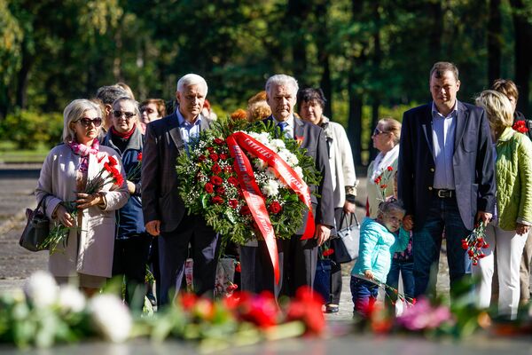 Цветы и венок от Социалистической партии Латвии Цветы и венок от Социалистической партии Латвии - Sputnik Латвия